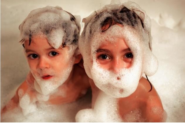 Niños en el baño